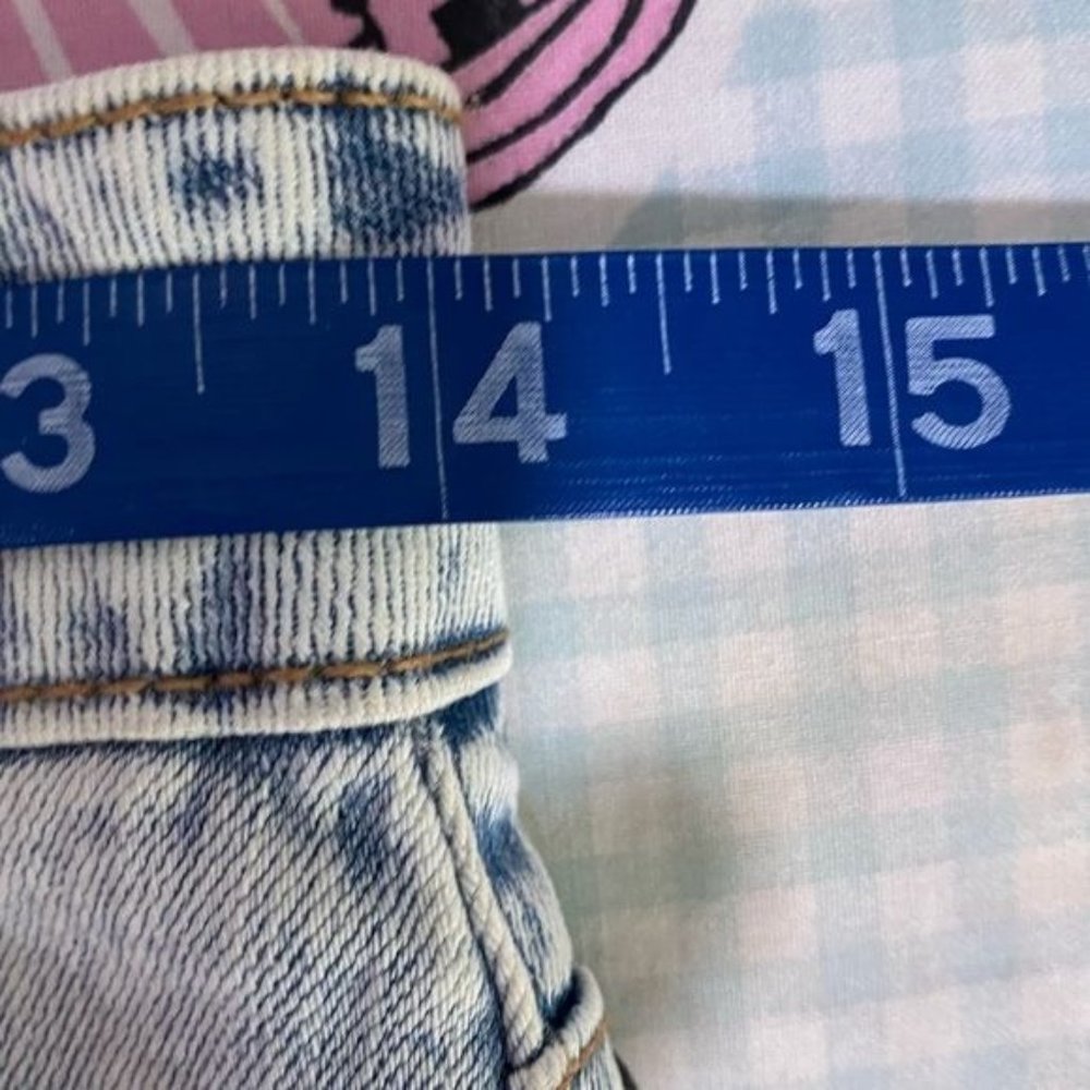 Almost famous juniors, ladies acid wash, cut off jean shorts, size 5 - Picture 7 of 10